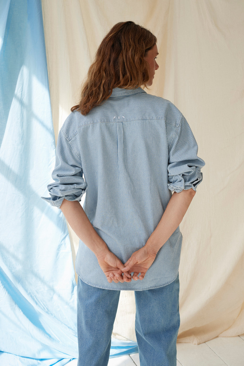 The Shirt Stripe Denim – Chemise de grossesse oversize rayée – 100 % coton – Zips dissimulés – Atelier Melon