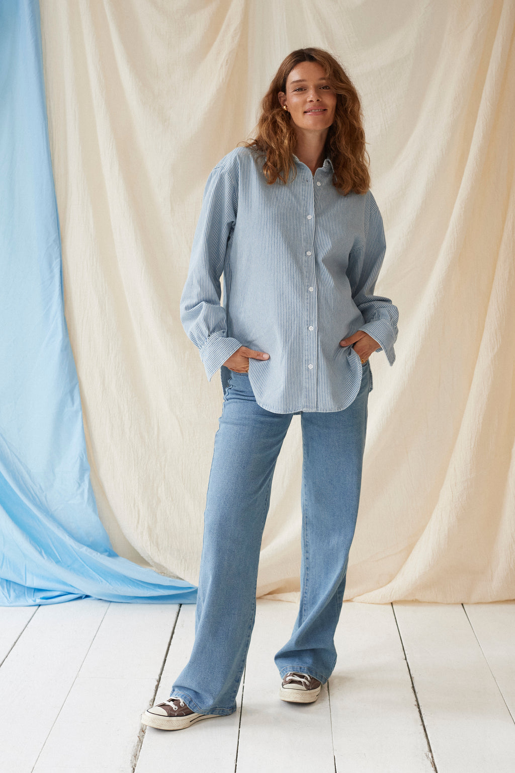 The Shirt Stripe Denim – Chemise de grossesse oversize rayée – 100 % coton – Zips dissimulés – Atelier Melon