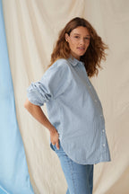 The Shirt Stripe Denim – Chemise de grossesse oversize rayée – 100 % coton – Zips dissimulés – Atelier Melon