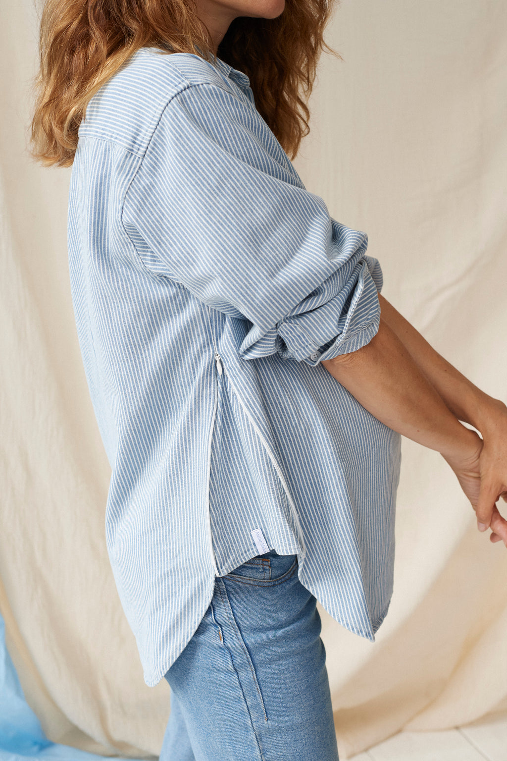 The Shirt Stripe Denim – Chemise de grossesse oversize rayée – 100 % coton – Zips dissimulés – Atelier Melon
