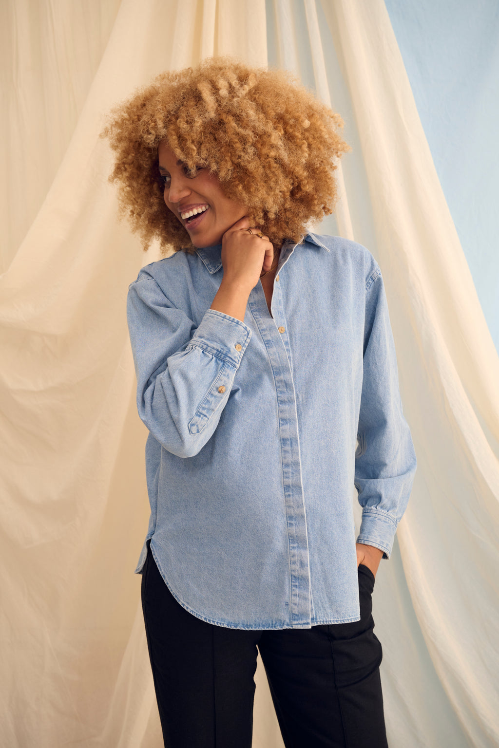 The Shirt Light Denim – Oversized Umstandsbluse – 100% Baumwolle – Verdeckte Reißverschlüsse – Atelier Melon