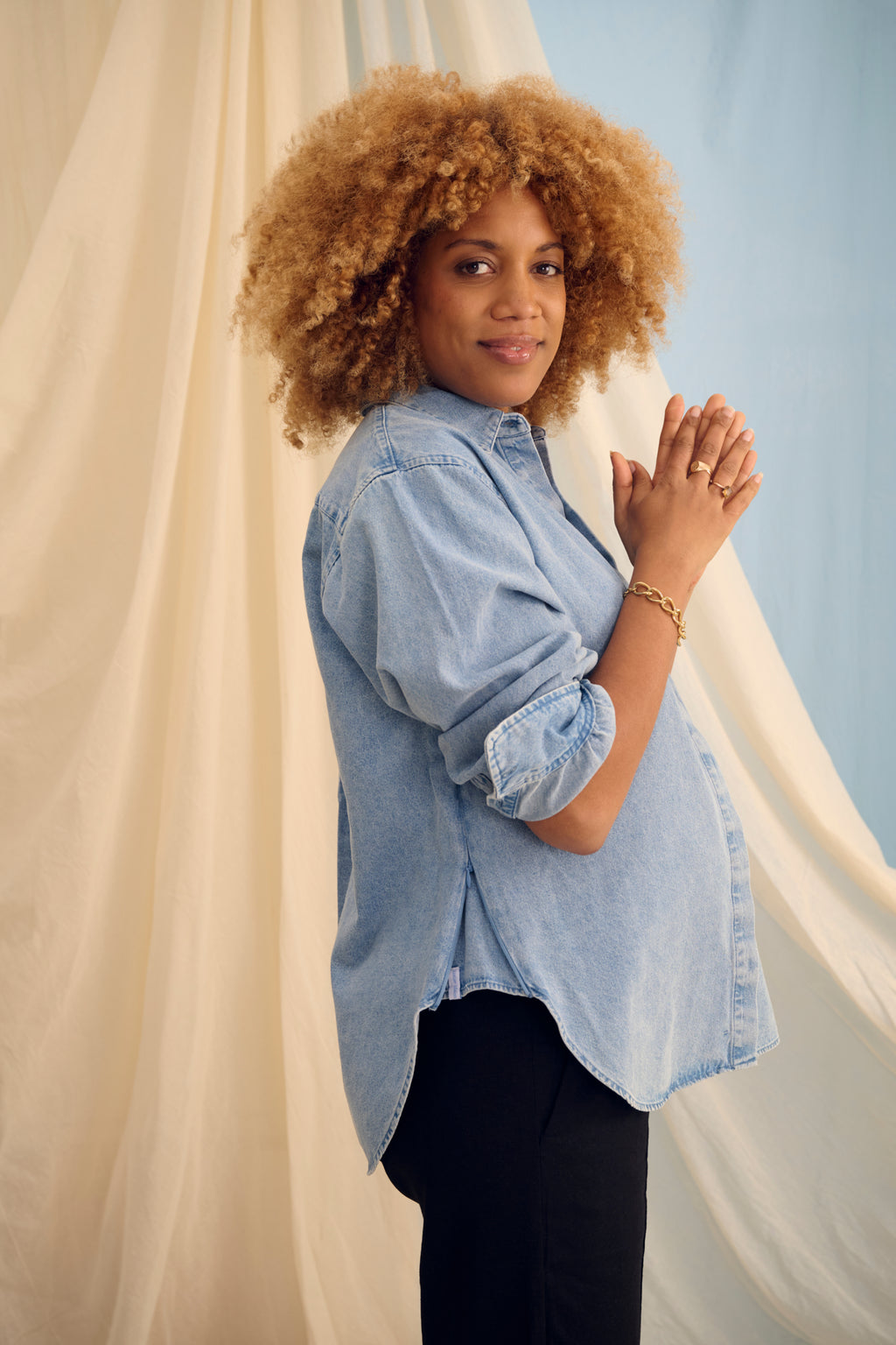 The Shirt Light Denim – Oversized Umstandsbluse – 100% Baumwolle – Verdeckte Reißverschlüsse – Atelier Melon