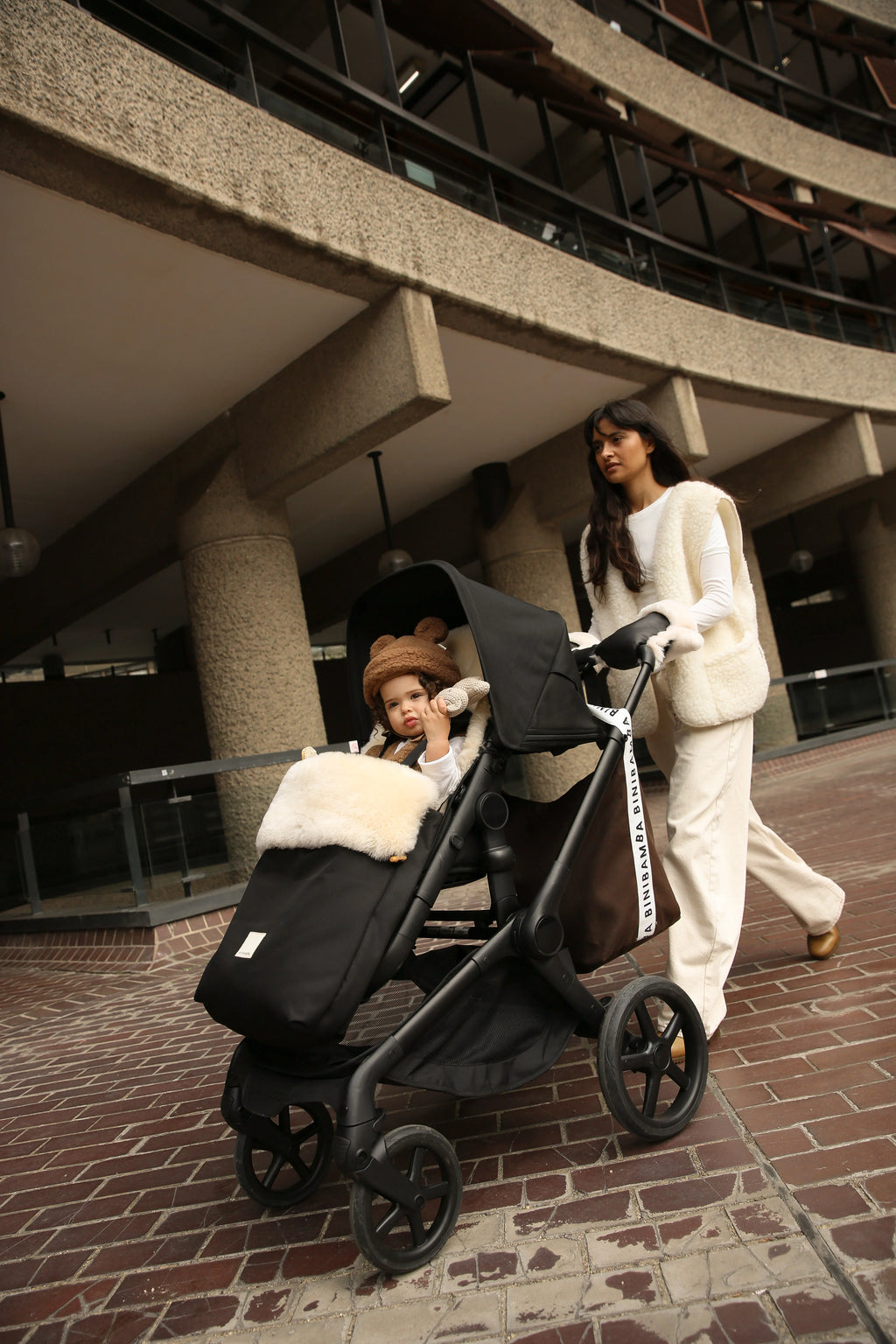 Kinderwagen wanten van Merino schapenvacht - Noir + Milk - BINIBAMBA