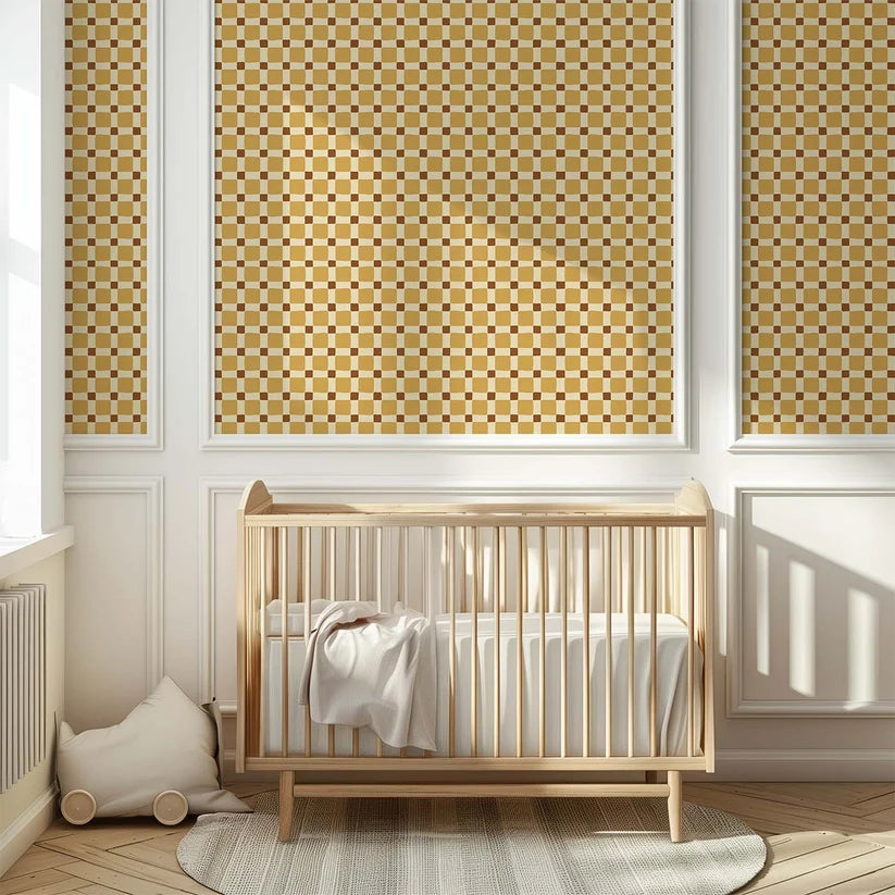 Geblokt Quilt Okergeel – Atelier Chien : papier peint dans une chambre d'enfant avec lit bébé en bois.