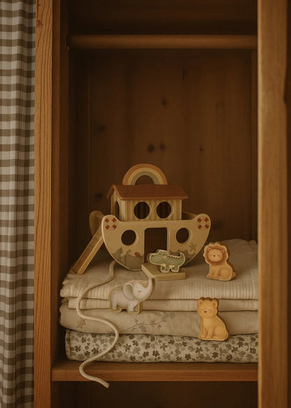 Play boat lacing set - Buddy Boat - Wooden toy - Mrs Ertha