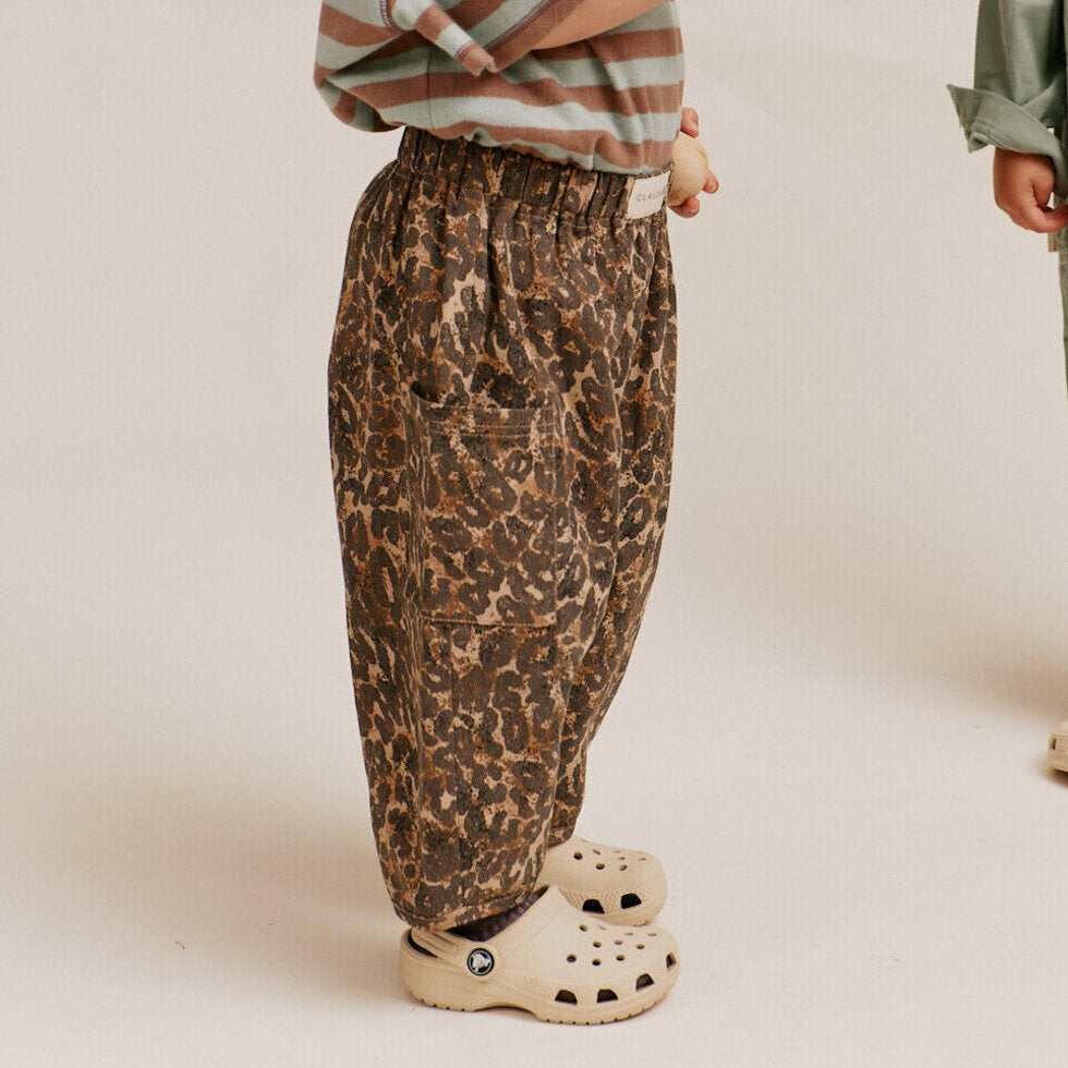 Emerson Leopard Trouser – Pantalon oversize léopard – 100 % coton biologique – Claude & Co