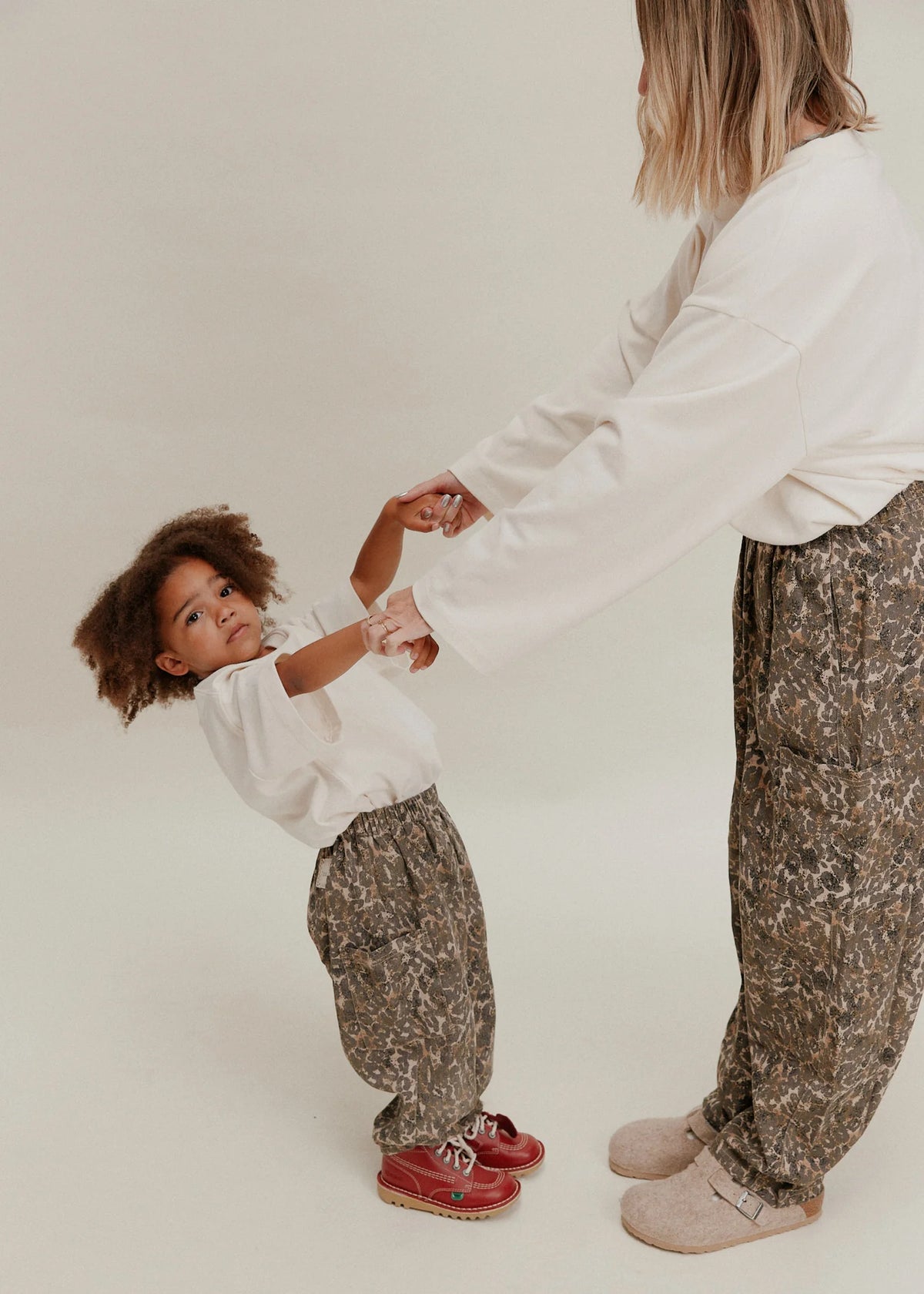 Emerson Leopard Trouser – Pantalon oversize léopard – 100 % coton biologique – Claude & Co