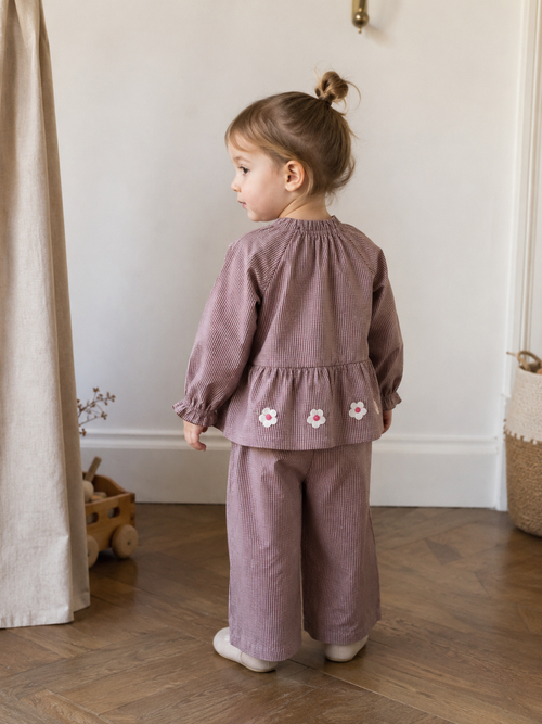 Pantalon à carreaux - Motif Winter Rose Check Comb - 100 % coton biologique - Couleurs de Copenhague - Image de dos style de vie d'une jeune fille