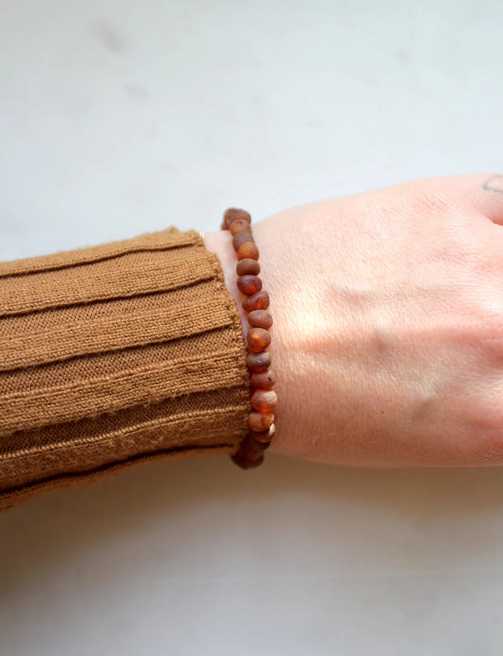 Raw Caramel Bracelet – Damesarmband van ruw karamelkleurig barnsteen – Nirrimis