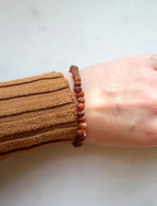 Raw Caramel Bracelet – Damesarmband van ruw karamelkleurig barnsteen – Nirrimis