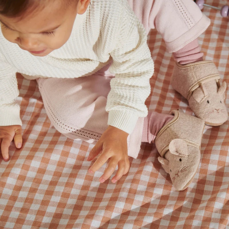 Mouse Wool Slippers – Wollen kinderslofjes met suède zool – MELTON: Detail eines Kindes mit den Hausschuhen an.