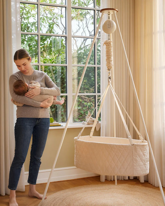 Bundel met Wiegmotor en statief - Ovale wieg - Classic Bundle Oval Cradle - Moonboon- in woonkamer baby op arm moeder