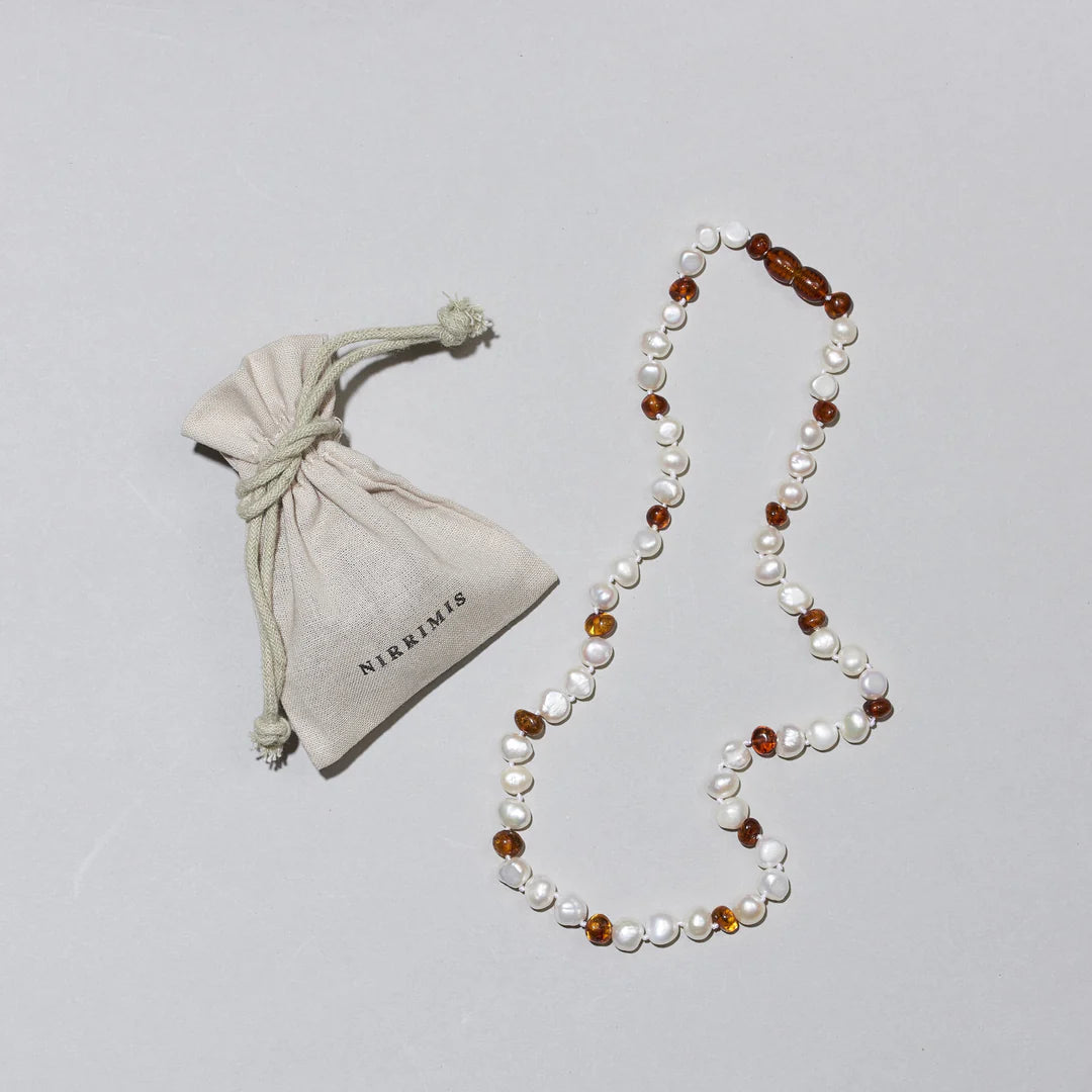 Barnsteen en parelketting - Pearly Caramel - 32 cm - Nirrimis - productfoto - afbeelding 3