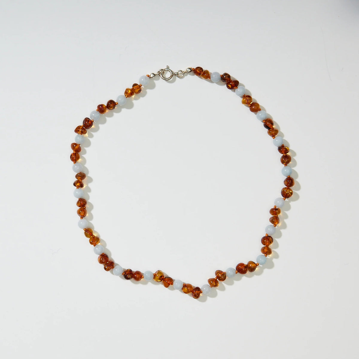 Regn Adult Necklace – Collier femme en ambre caramel et aigue-marine bleue – Nirrimis
