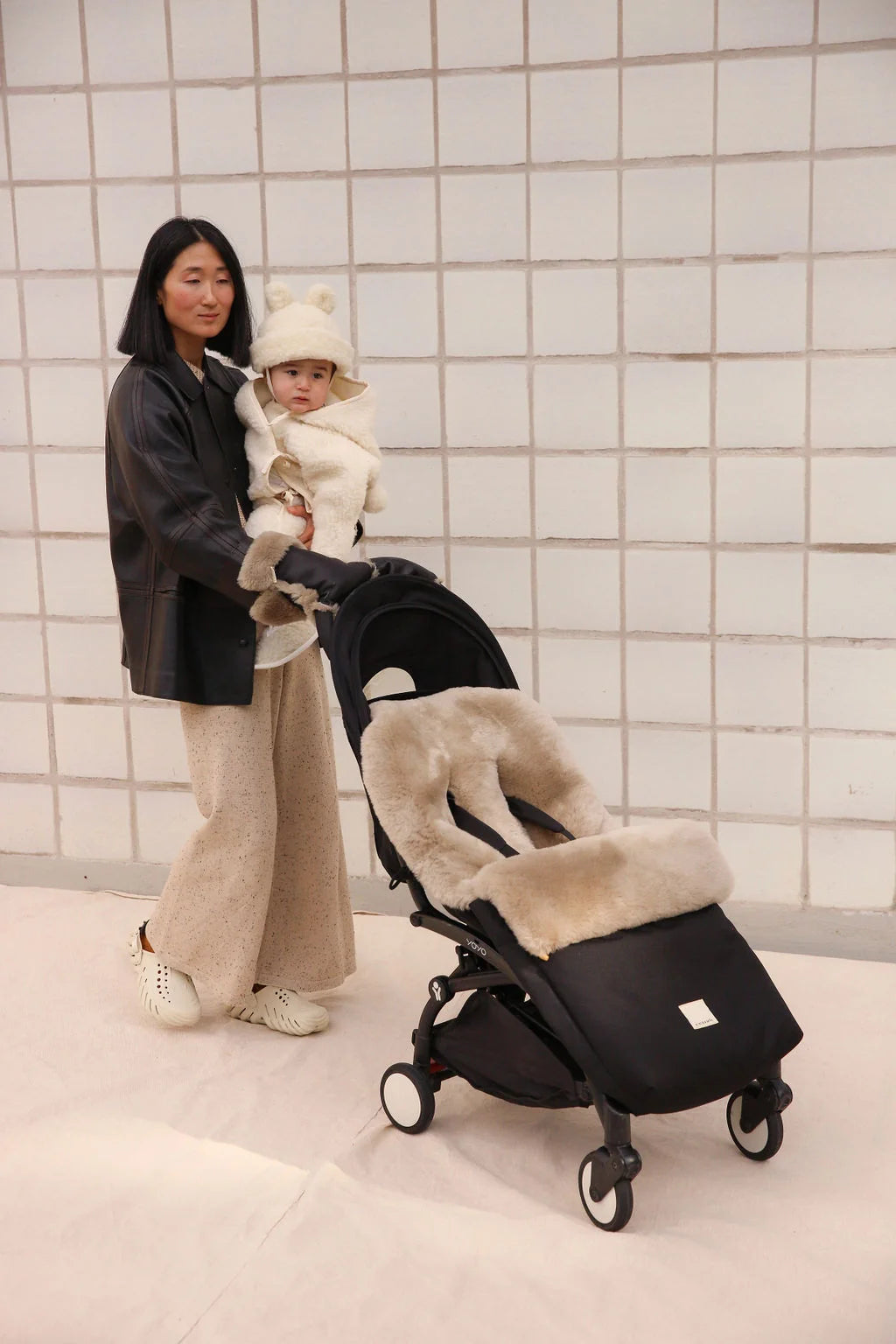 Kinderwagenfäustlinge aus Merino-Lammfell – Schwarz + Toast – BINIBAMBA