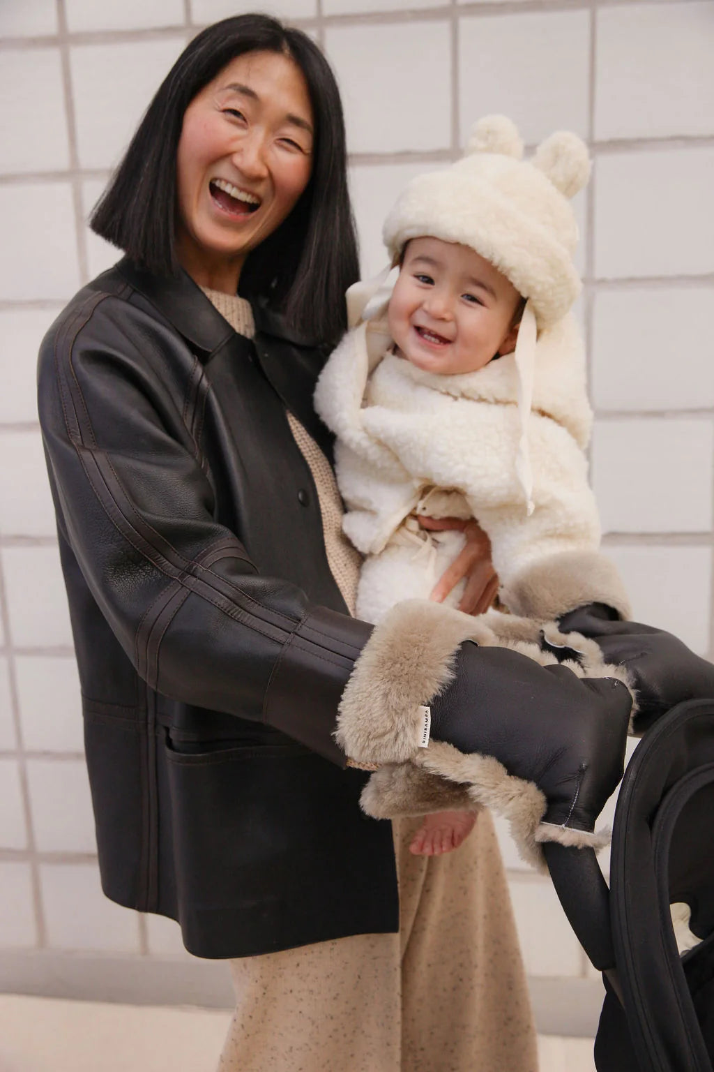 Kinderwagenfäustlinge aus Merino-Lammfell – Schwarz + Toast – BINIBAMBA