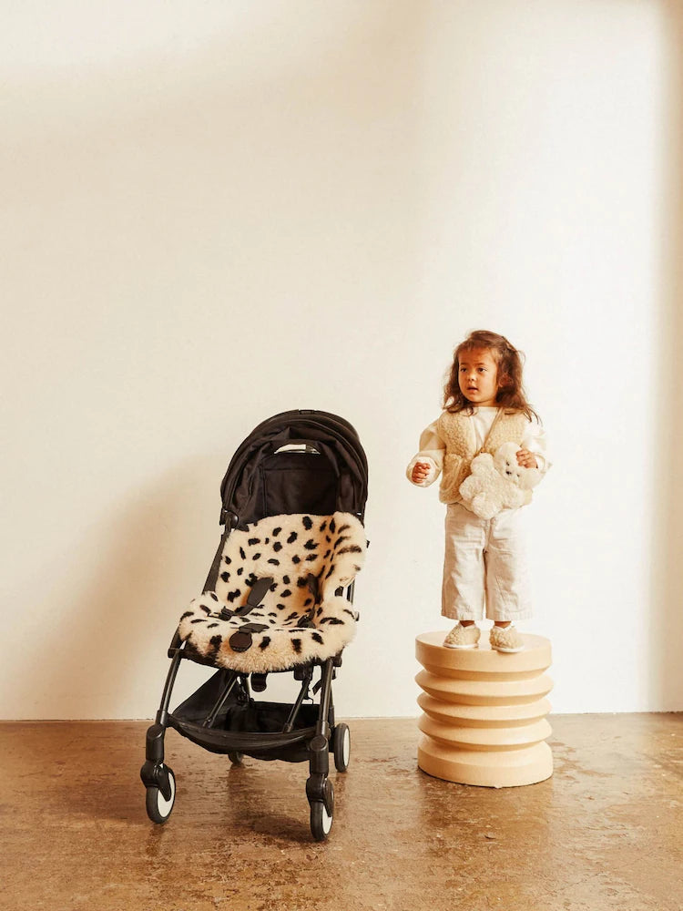 Merinowolle Kinderwagen Einlage Snuggler® - Leopard Peanut - BINIBAMBA