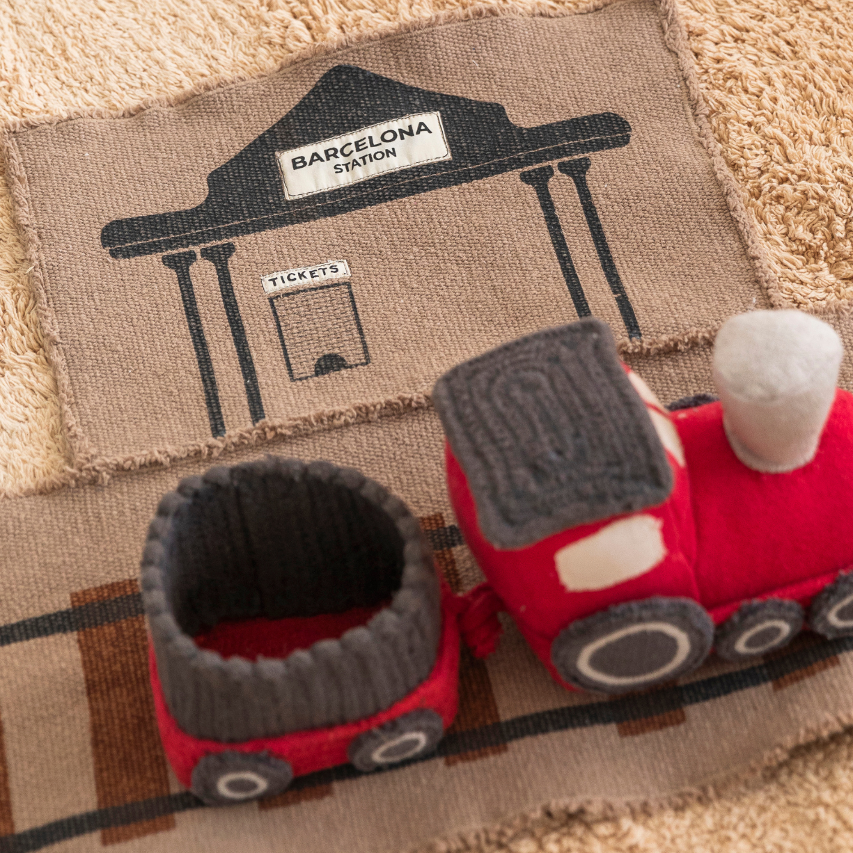 Ride & Roll Train - Speelbaan met trein - 4 meter - Lorena Canals - productfoto - afbeelding 4
