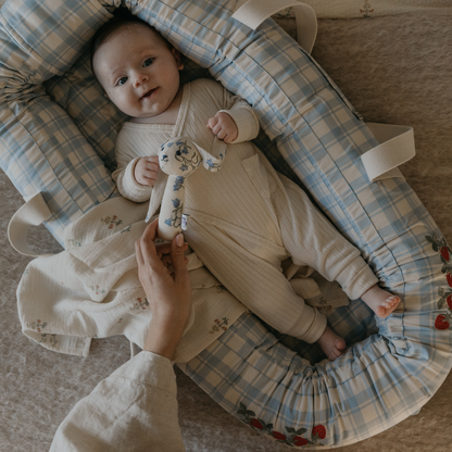 Babynest - Plaid Sky Blue - Babylift - Bio-Baumwolle - Kariert/Erdbeeren - Garbo & Friends