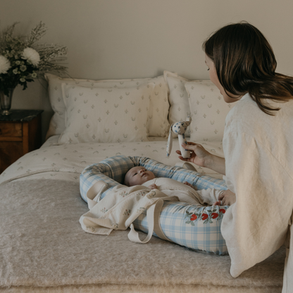 Babynest - Plaid Sky Blue - Babylift - Bio-Baumwolle - Kariert/Erdbeeren - Garbo & Friends