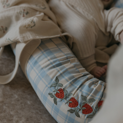 Babynest - Plaid Sky Blue - Babylift - Bio-Baumwolle - Kariert/Erdbeeren - Garbo & Friends
