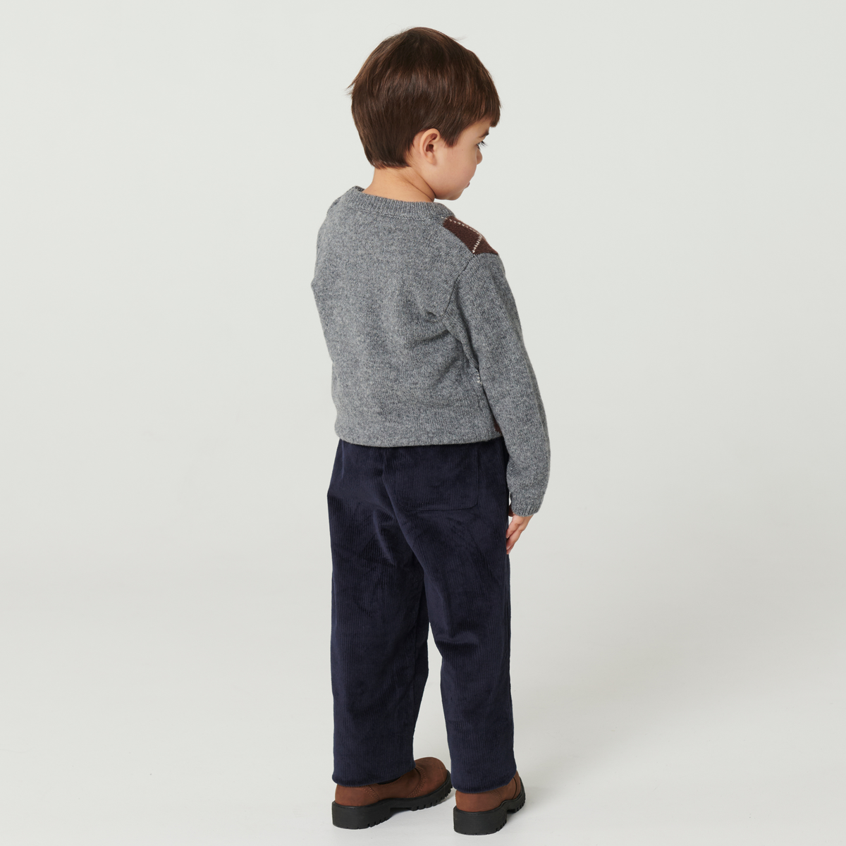 Pull en maille à carreaux - Pull Argyle - Laine d'agneau - Couleurs de Copenhague - Dos d'un enfant portant un pantalon long