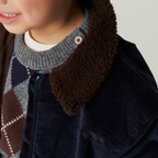 Pull en maille à carreaux - Pull à losanges - Laine d'agneau - Couleurs de Copenhague - Gros plan sur un enfant portant un manteau
