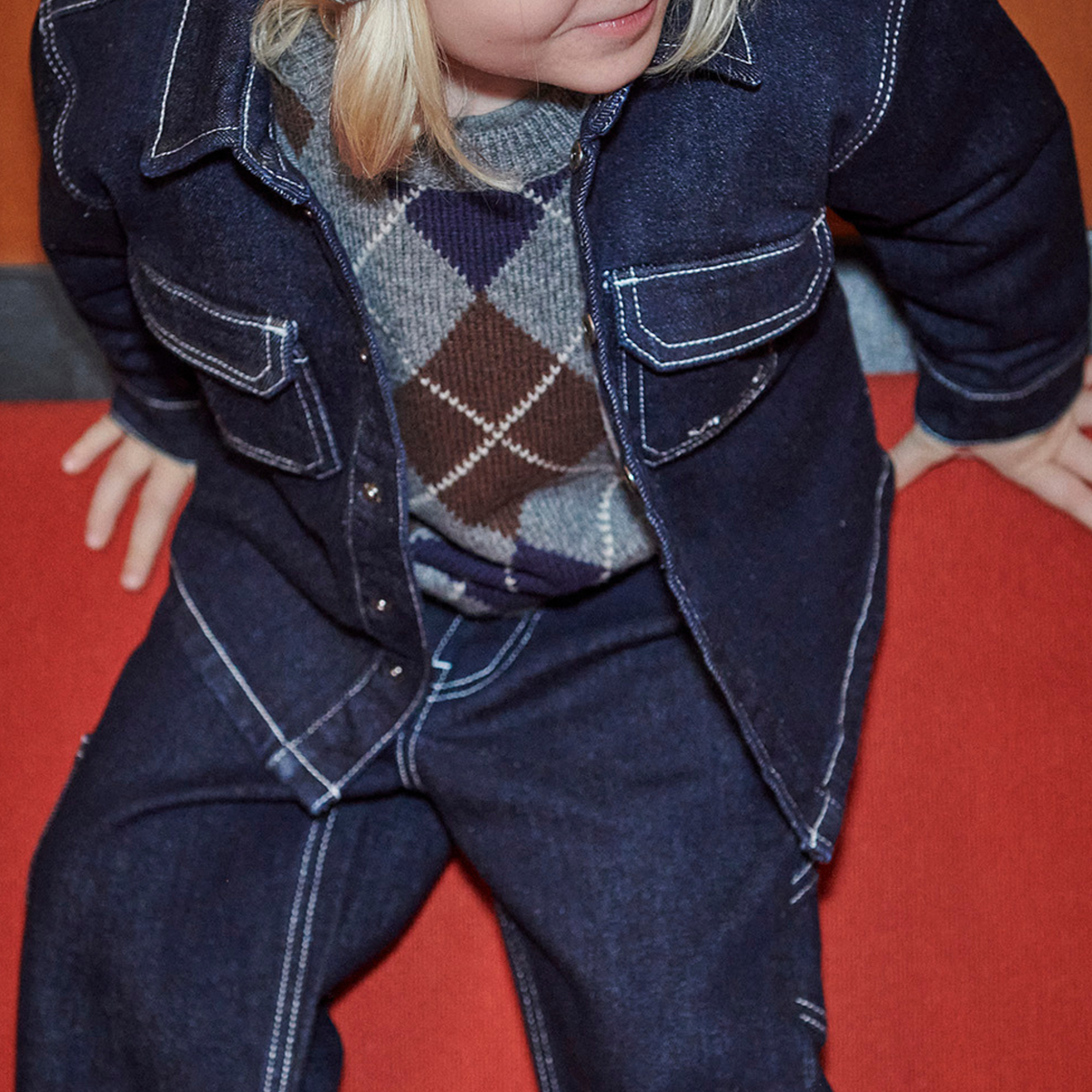 Pull en maille à carreaux - Pull Argyle - Laine d'agneau - Couleurs de Copenhague - Gros plan sur un enfant en jean et veste