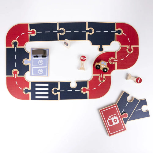 Cars on the Road – Egmont Toys: top view of the track with wooden cars and accessories.