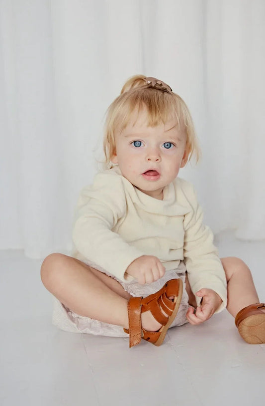 Angulus - The child's first sandal with contrast stitching - Eerste Sandaaltjes - Cognac - Chroomvrij Leer -Sandaaltjes lifestyle