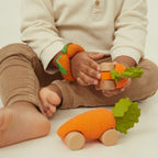 Speelgoedauto Cathy the Carrot met garage & racebaan - 0+ jaar - Natuurrubber & FSC-hout - Oli&Carol