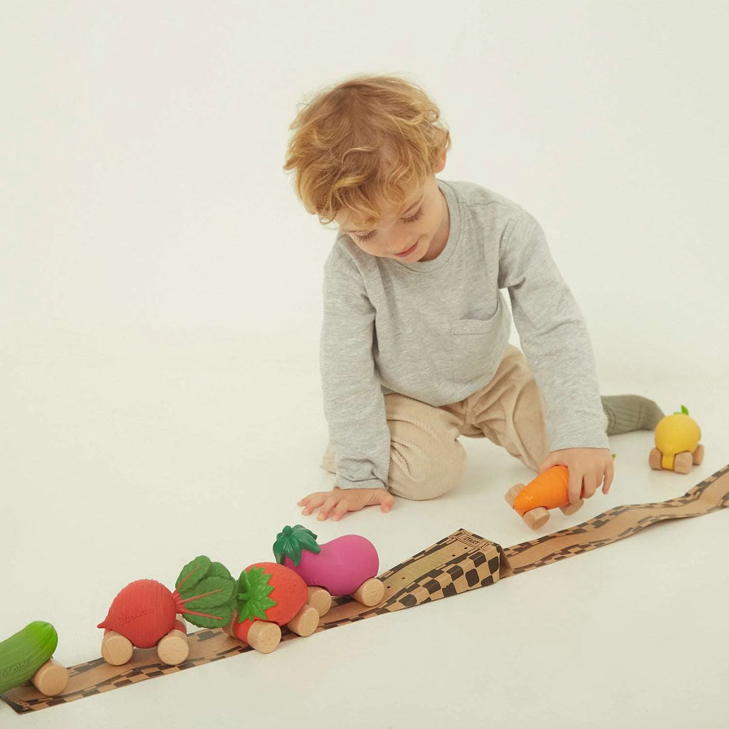 Speelgoedauto Betty the Beetroot met garage & racebaan - Natuurrubber & FSC-hout - Oli & Carol - productfoto - afbeelding 4