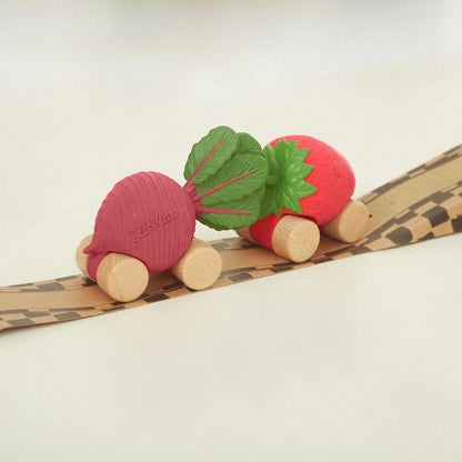 Speelgoedauto Sweetie the Strawberry met garage & racebaan - 0+ jaar - Natuurrubber & FSC-hout - Oli&Carol