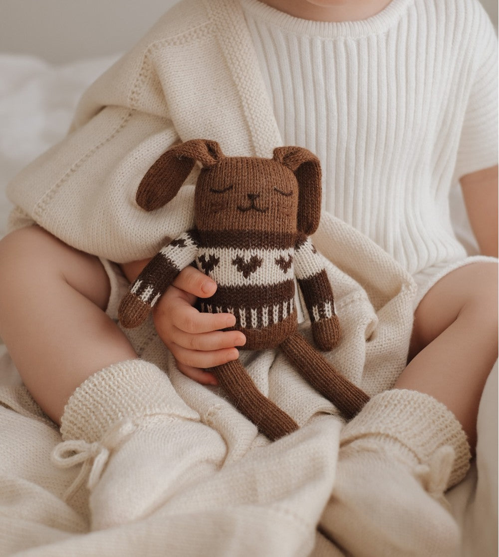 Gestricktes Kaninchenkuscheltier Felix Jacquard-Pullover – 100 % Baby-Alpaka – Main Sauvage