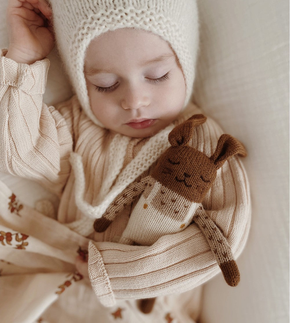 Knitted cuddly bunny - Ecru overalls - Alpaca wool - Main Sauvage