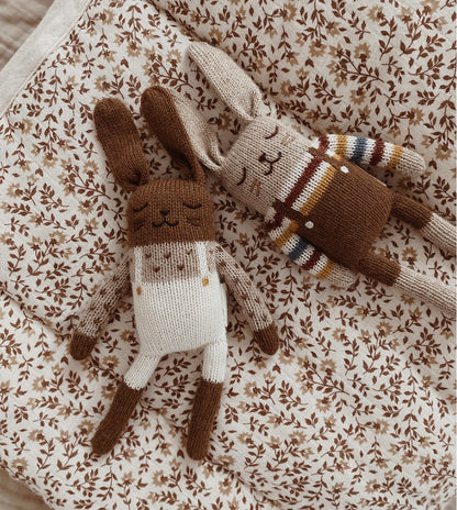 Knitted cuddly bunny - Ecru overalls - Alpaca wool - Main Sauvage