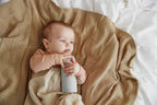 Elodie - Glazen babyfles met siliconen speen 0M+ Mineral Green - lifestyle