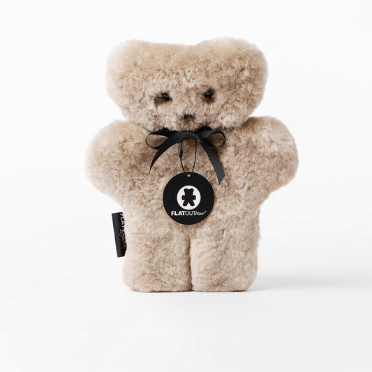 FLATOUTbear Original - 100% Australische schapenvacht - Knuffelbeer latte voorkant