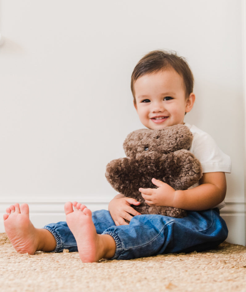 FLATOUTbear Original - 100% Australische schapenvacht - Knuffelbeer chocolate baby