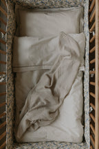 Gewatteerde ledikantbumper Dainty - Biologisch katoensatijn - 60 x 120 cm - Garbo&Friends - bovenkant - afbeelding 4