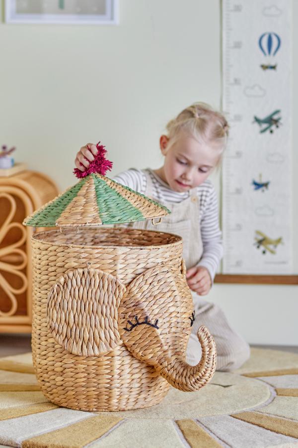 Bobo Basket Nature – Olifant opbergmand met deksel – Bloomingville MINI: kind met de olifantenmand op de vloer.