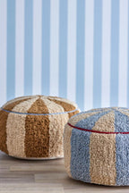 Charoline Pouf Multi – Bloomingville MINI : deux poufs rayés côte à côte.