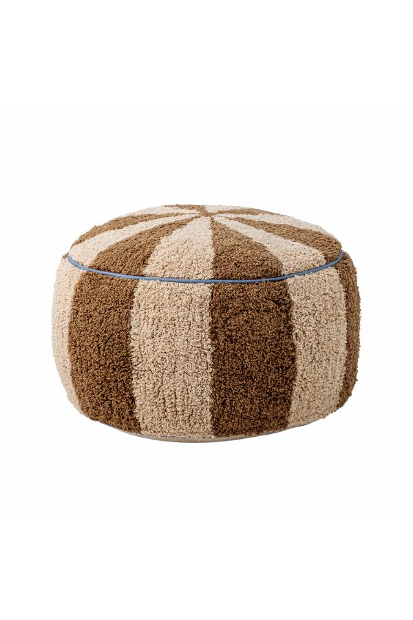 Charoline Pouf Brown – Bloomingville MINI: Freistehende Produktansicht des runden gestreiften Poufs.