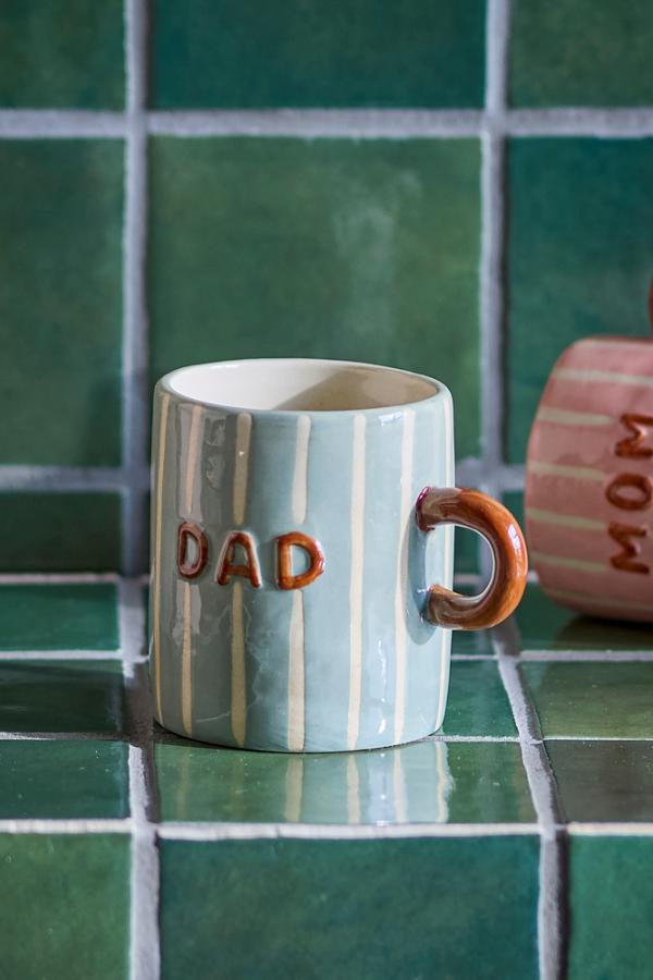 Cherish Mug Blue – Mug en céramique peint à la main avec Dad – Bloomingville : mug bleu Dad sur un plan de travail.