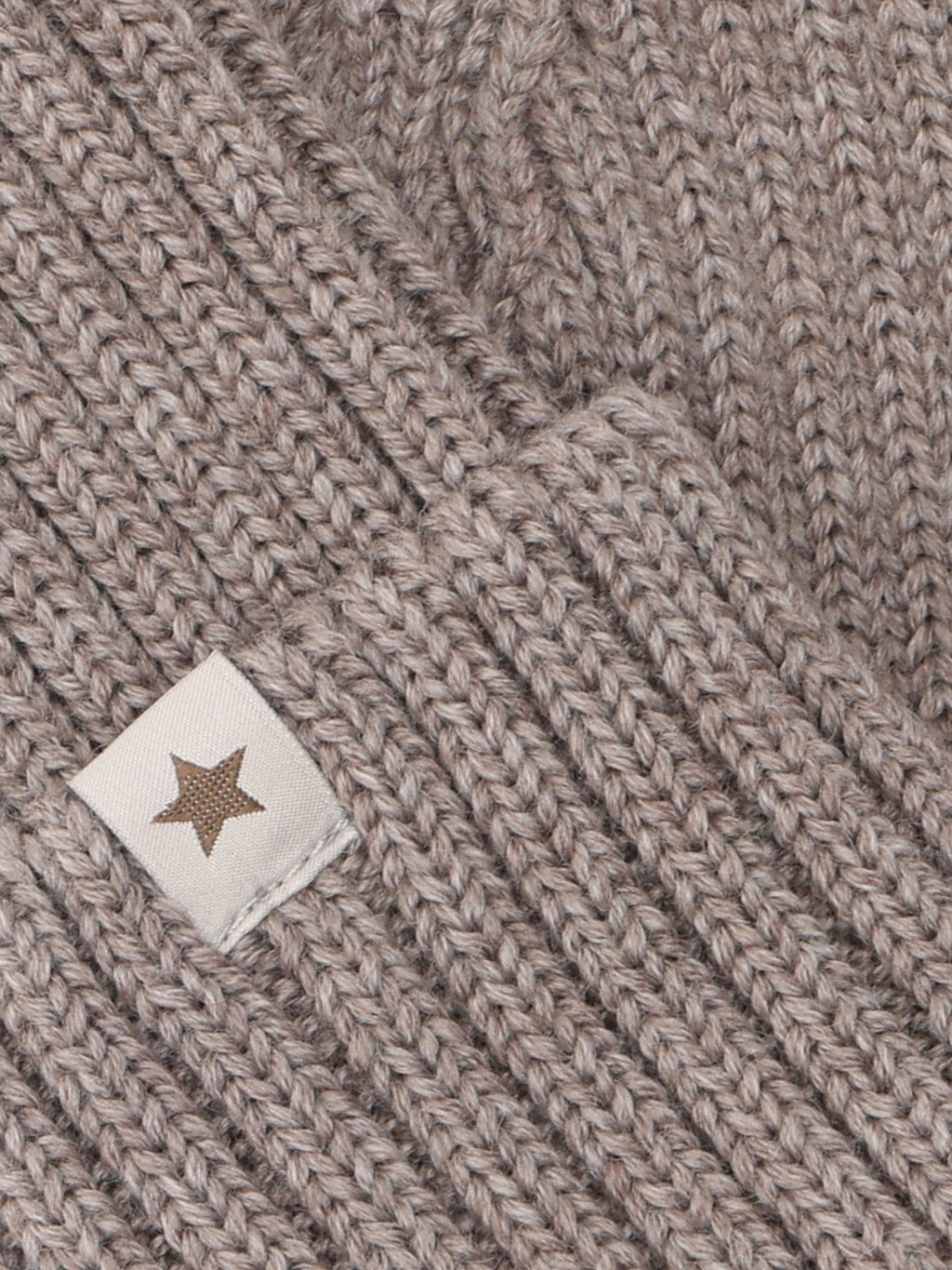 Beanie van merino wol - HUTTEliHUT close up