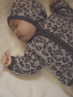 Jasje van merino wool fleece - Jacquard/Panterprint - Camel Melange - 100% wol - HUTTEliHUT baby