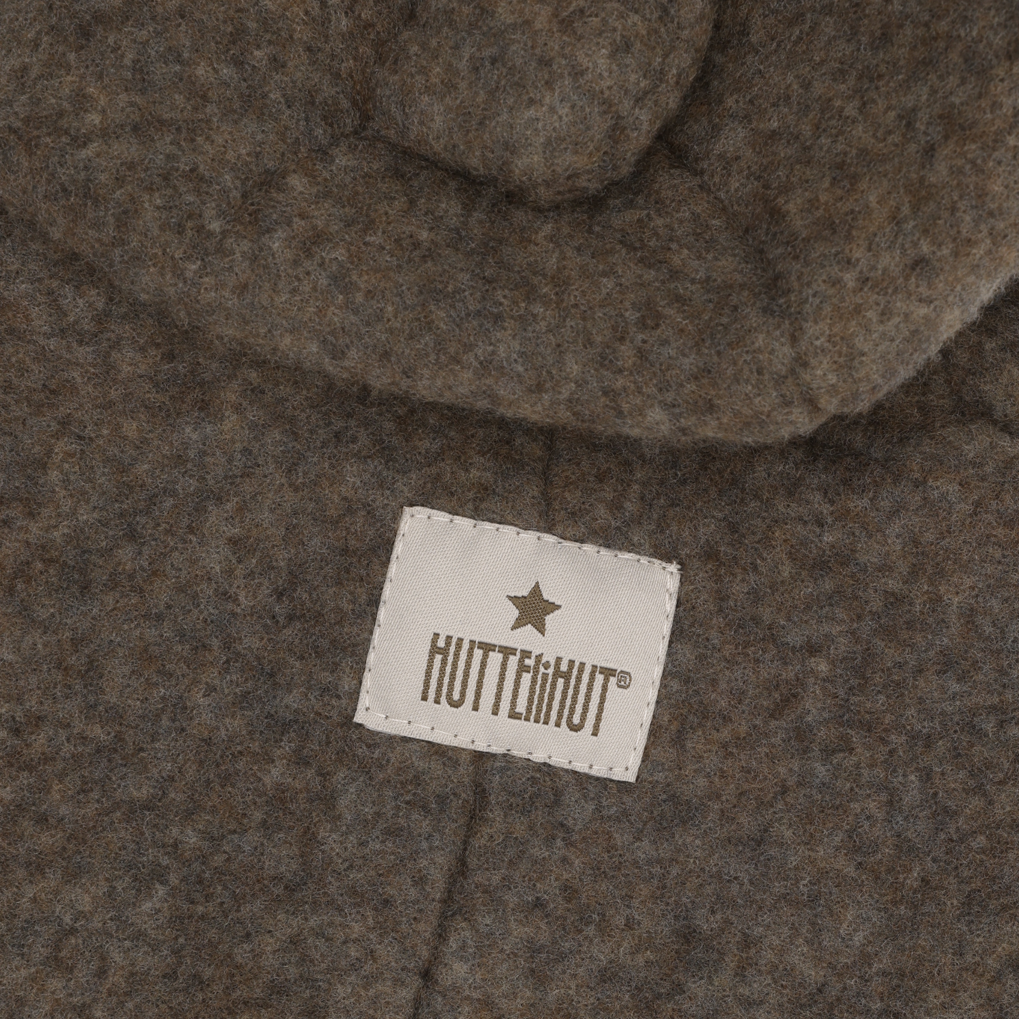 Buitenpak met berenoren van merino wol fleece - Brown Melange - HUTTEliHUT close up oren