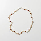 Pearly Caramel Adult Necklace – Damesketting met zoetwaterparels en karamelkleurig barnsteen – Nirrimis