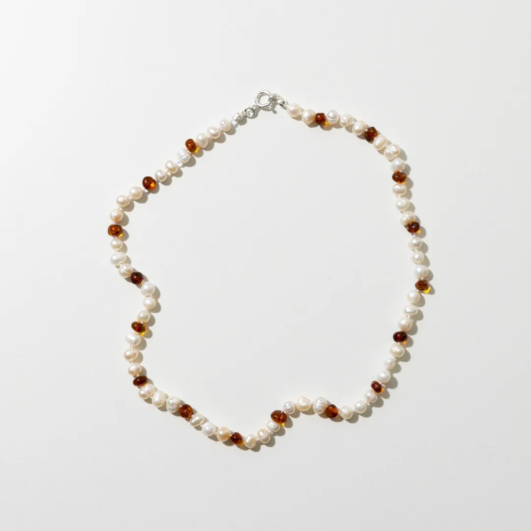 Pearly Caramel Adult Necklace – Collier femme avec perles d'eau douce et ambre caramel – Nirrimis