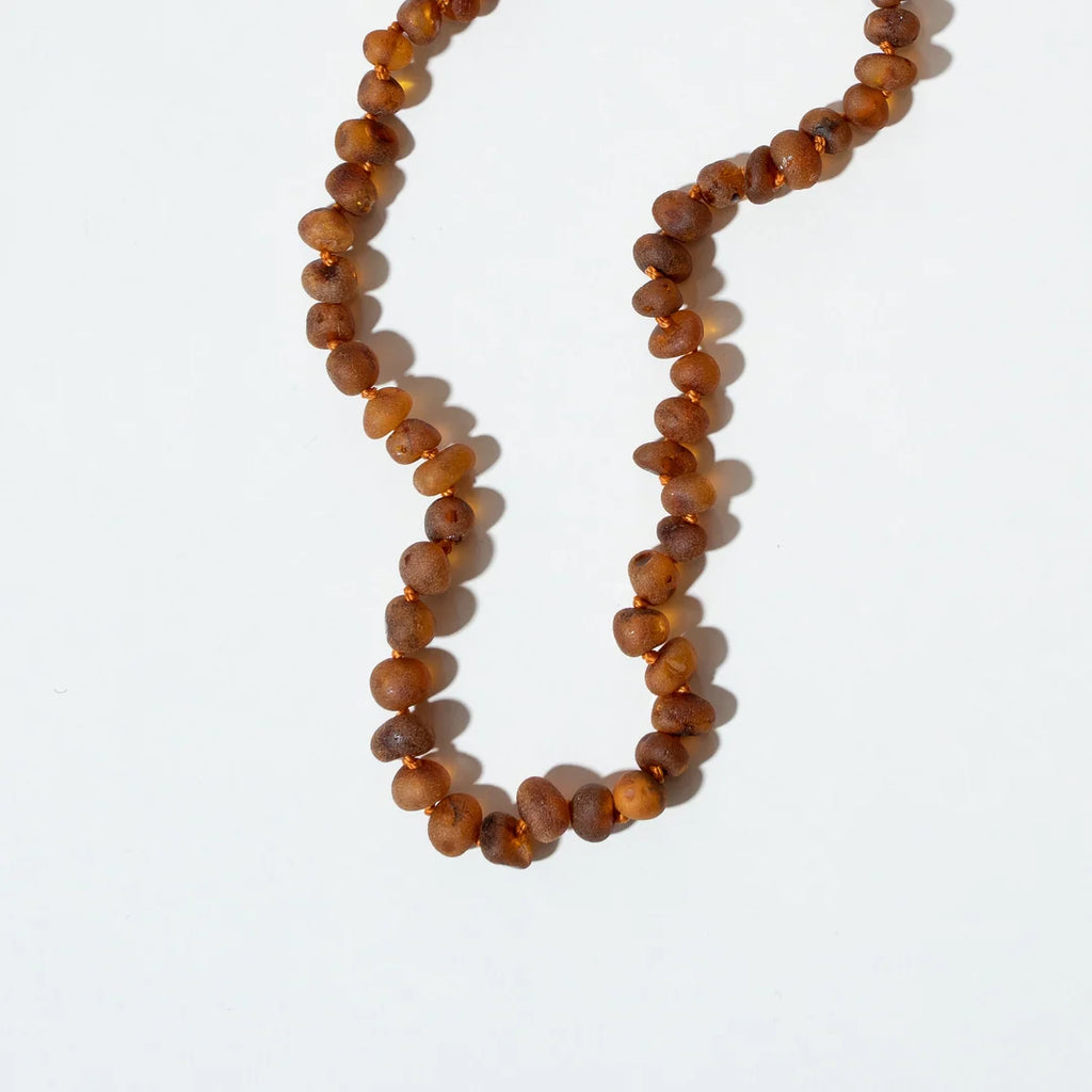 Raw Caramel Adult Necklace – Collier pour femme en ambre brut caramel – Nirrimis